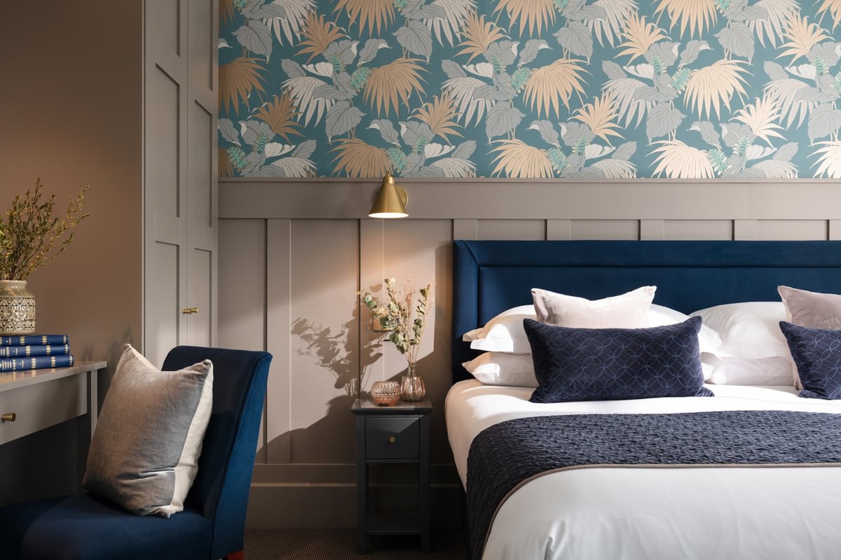 Stay & Breakfast April - October | Signature Room