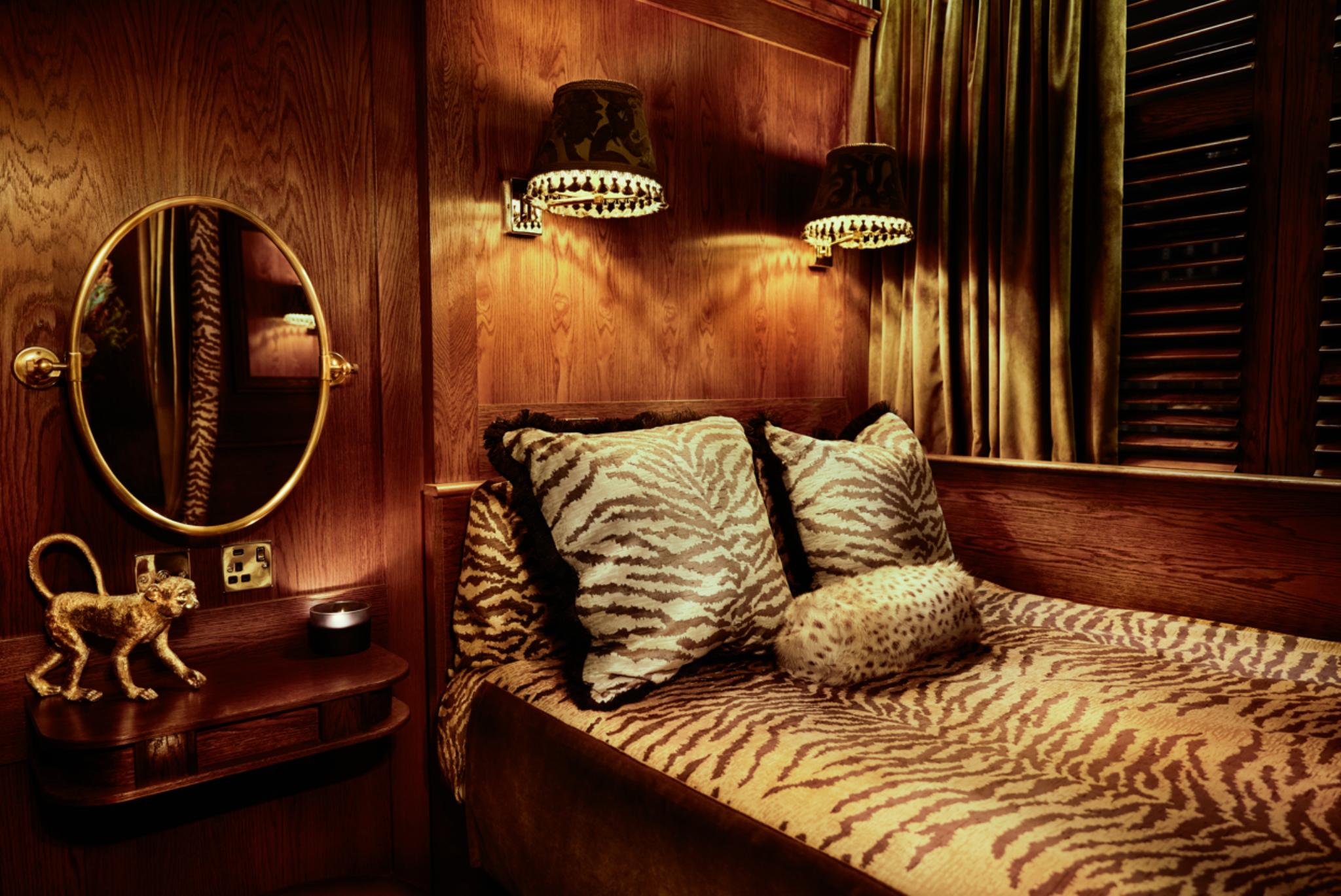 NEW YEAR SALE - Cabin overnight and "Treat me like I'm famous" package - Sunday to Thursday - Edinburgh or Glasgow